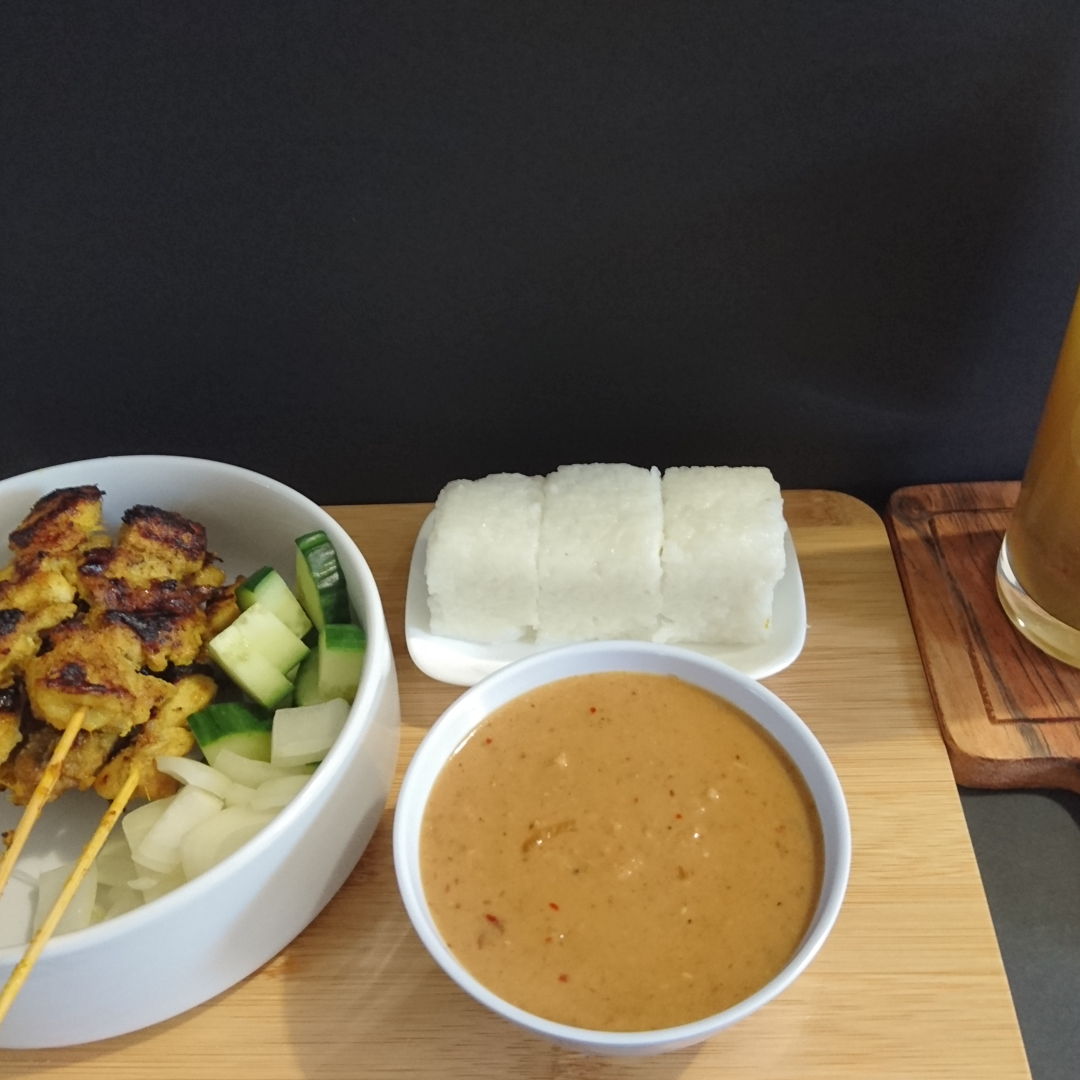 Date: 12 Dec 2019 (Thu)
Satay Ayam (Chicken Meat Skewers), Kuah Kacang (Malaysian Satay Peanut Sauce), Nasi Impit (Compressed Rice for Chicken Satay), cucumber, and onions served with apple juice spiked with assam boi.