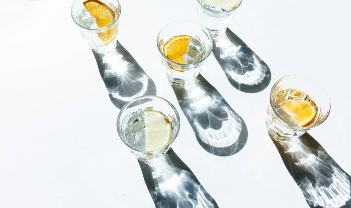 verres d'eau fabriqués à partir de bouteilles de vin recyclées
