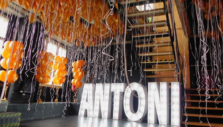 misterparty antoni orange rosa im licht