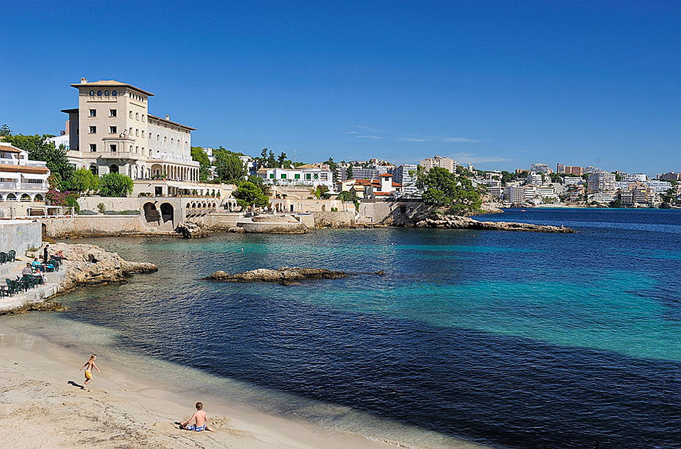  Port Andratx
- Bei einem erholsamen Strandausflug nahe Ihrer Immobilie genießen Sie die strahlende Sonne des Mittelmeers