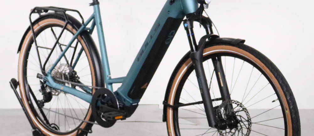 a side profile of a Bulls CROSS LITE S electric city bike