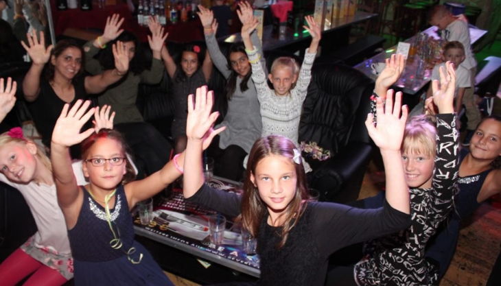 green mango kinder am tisch