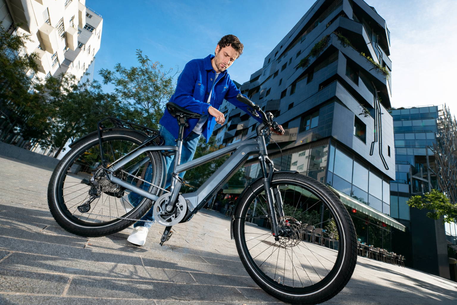 Man inspecteert elektrische trekkingfiets met middenmotor in moderne stad, geschikt voor dagelijks woon-werkverkeer