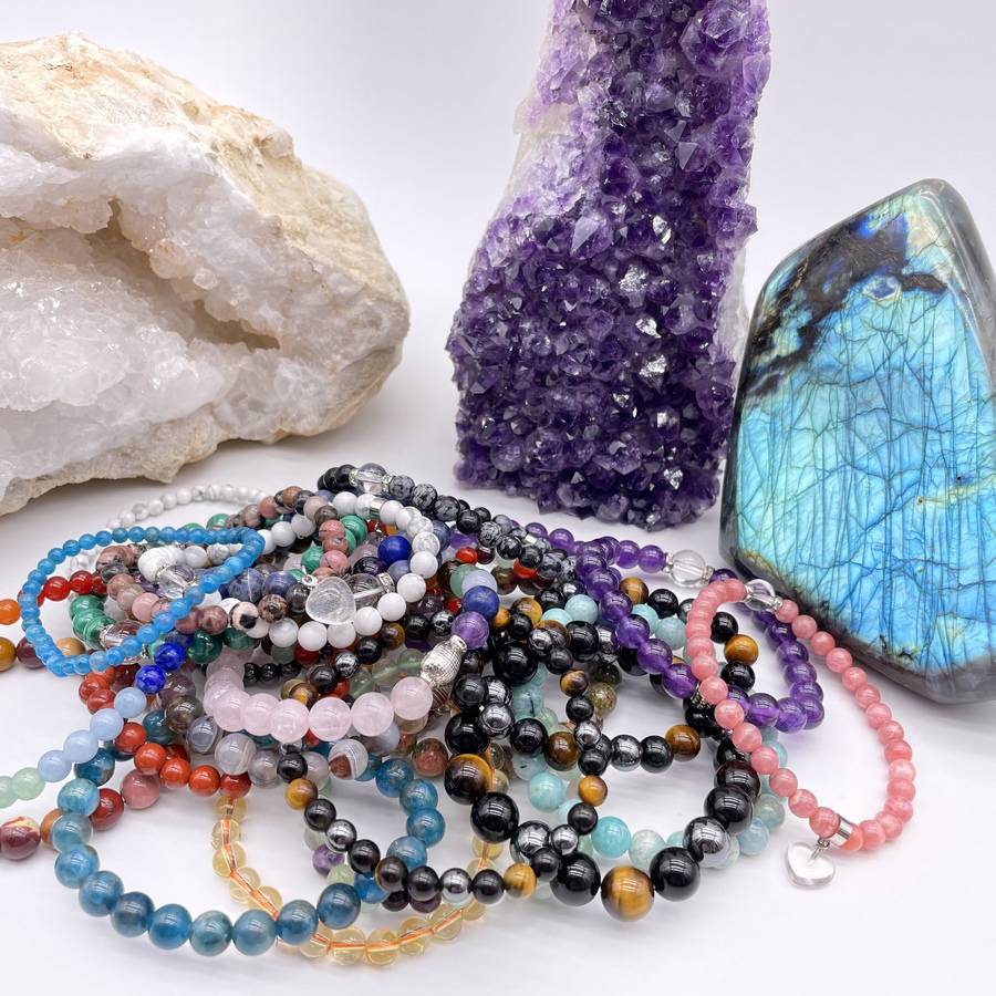 tas de bracelets en pierres naturelles avec une géode de quartz, d'améthyste et un bloc de labradorite