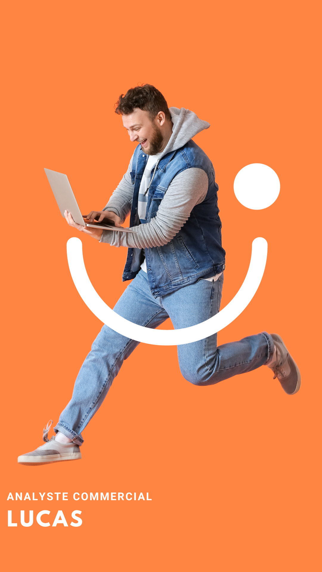 Présentation de l'équipe NekoTea  Un alt tag pour cette photo pourrait être : "Analyste commercial Lucas en tenue décontractée avec un gilet et une veste en jean, utilisant un ordinateur portable tout en sautant joyeusement sur un fond orange avec un sourire graphique dessiné en arrière-plan.