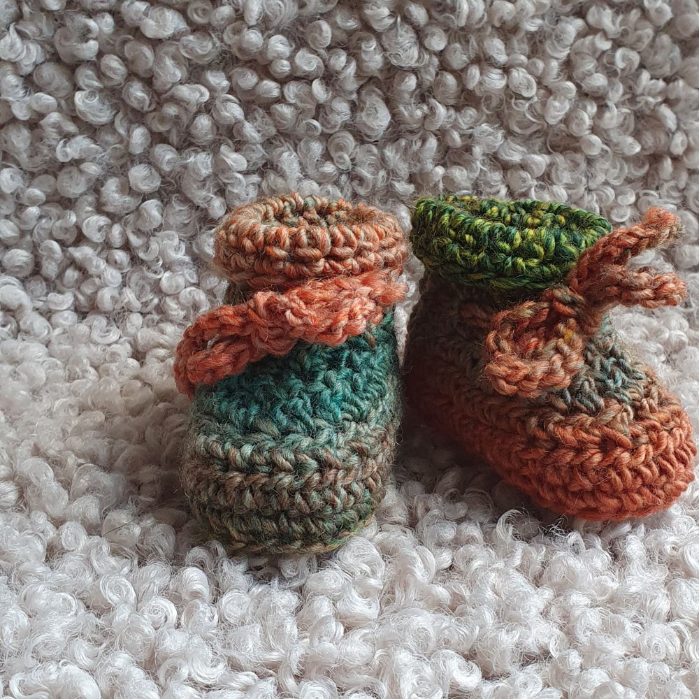 Patterned knitted baby booties