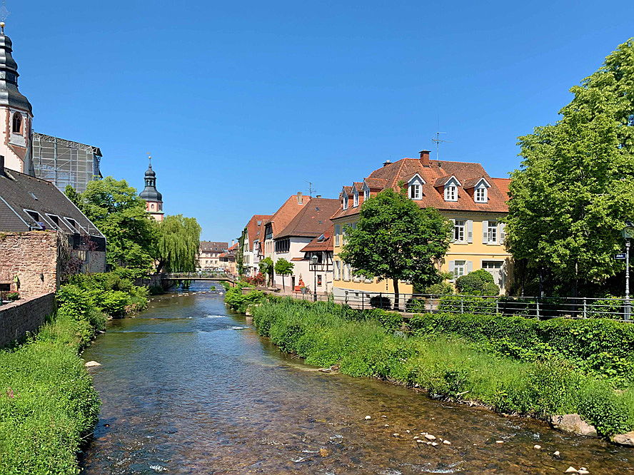  Karlsruhe
- Hier sehen Sie den Fluss Alb, der durch Ettlingen fließt. Erfahren Sie mehr über den Kauf oder Verkauf eines Mehrfamilienhauses in Ettlingen.