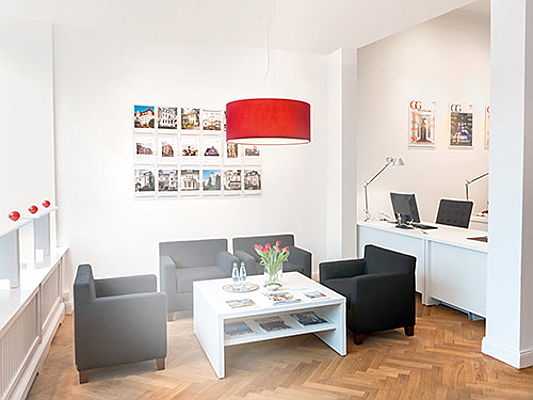  Mailand
- Exemplarische Inneneinrichtung eines Franchise Immobilien-Shops von Engel Voelkers