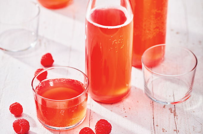 Kombucha maison à la framboise et à l’hibiscus