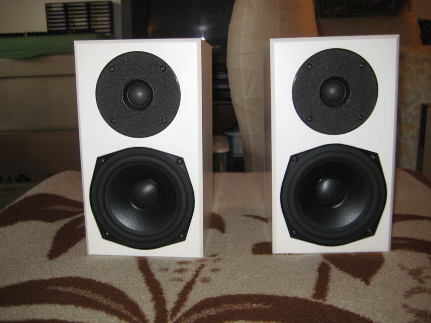 Totem Acoustic Mites in white like new in the box