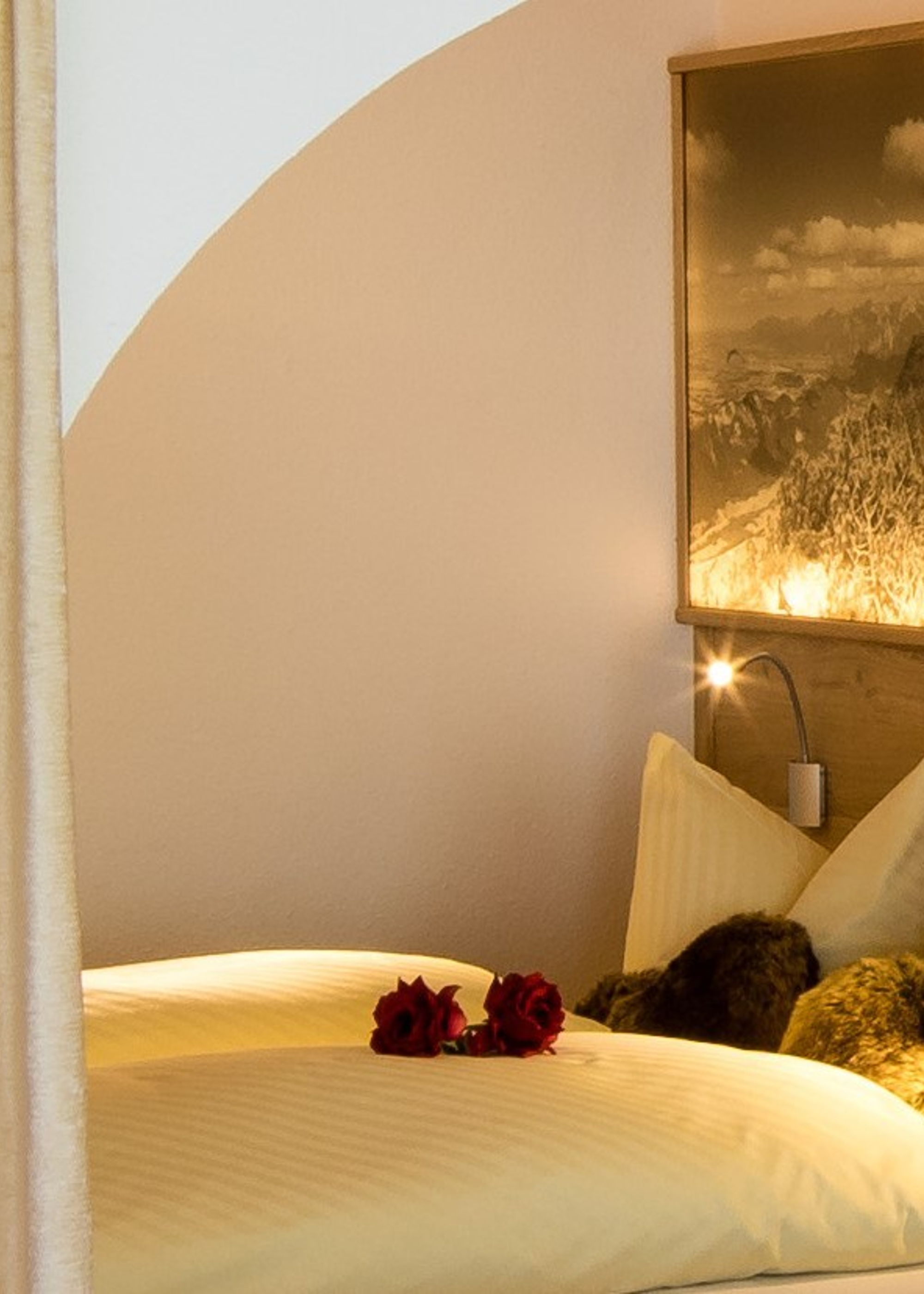 Schlafzimmer mit rustikalem Holzdesign und romantischer Atmosphäre in Pfronten bei den Alpen