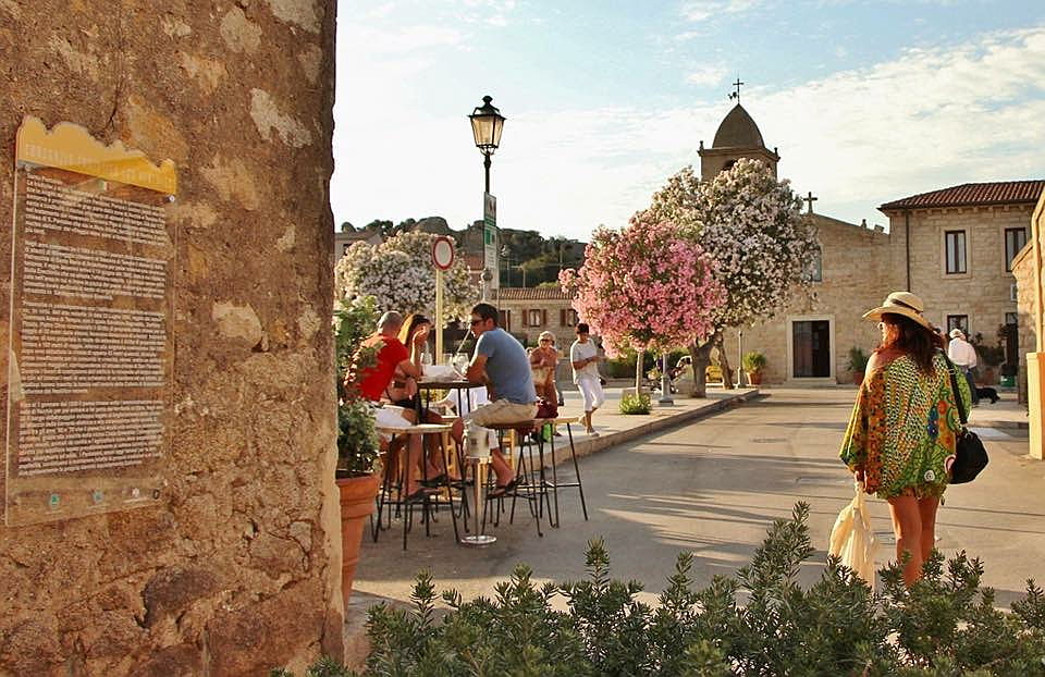  Порто Черво - Сардиния
- Piazza San Pantaleo Caffé Nina.JPG