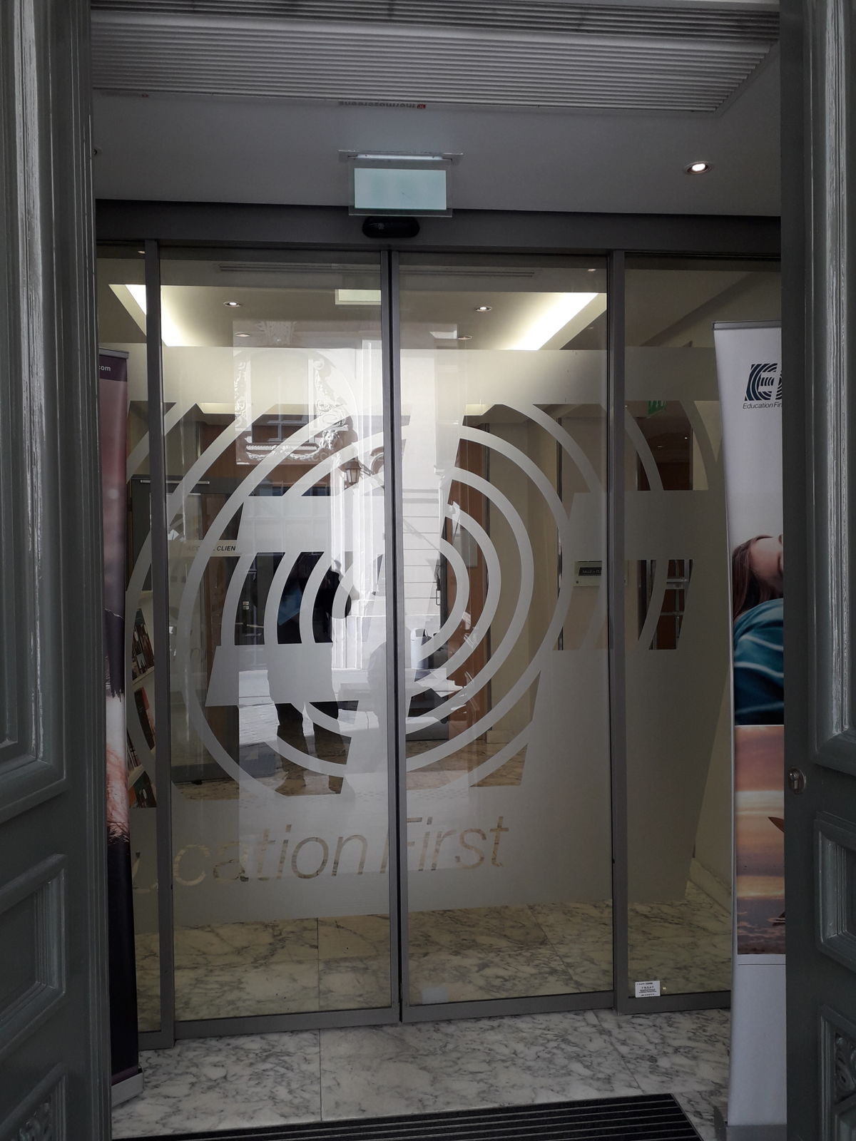 Portes automatiques coulissantes vitrées à l'entrée d'un immeuble de bureaux