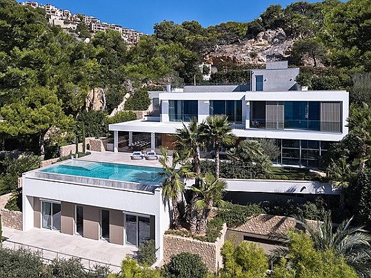 Islas Baleares
- El diseño seductor se combina se combina con la máxima comodidad en esta villa de ensueño en el Beachclub de Port Andratx, Mallorca