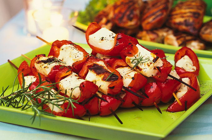 Mini brochettes de fromage halloum et de poivron grillé