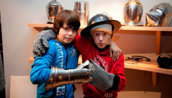 kindermuseum adlerturm kinder mit ritter kostümen