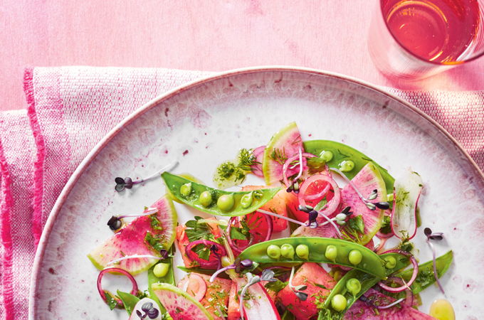 Salade de radis, de melon d’eau et de pois sucrés, vinaigrette aux herbes