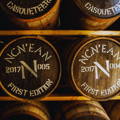 Fûts de whisky en bois dans la distillerie Nc'Nean dans le sud-ouest des Highlands d'Ecosse