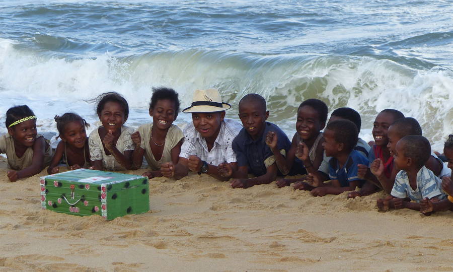 Jugendliche am Strand in Madagaskar