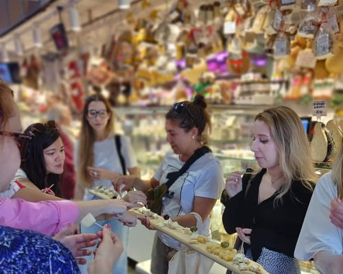 Tour enogastronomici Torino: Tour del mercato centrale a Torino e aperitivo