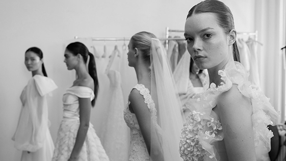 Photo des coulisses du défilé de mode de Peter Langner.