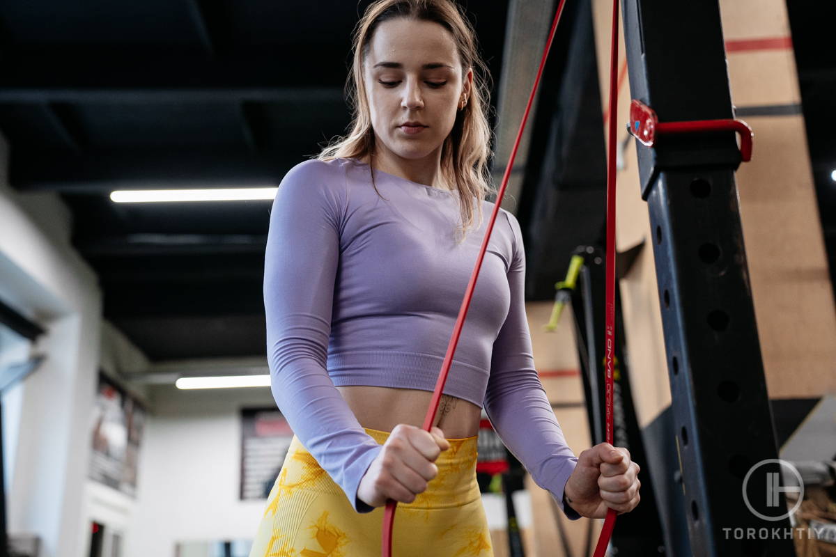 lat pulldown with resistance bands