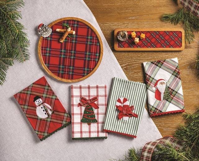 outdoor decoration nutcrackers with wreath and candy cane