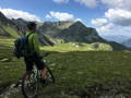 Cycliste avec son velo en pleine montagne