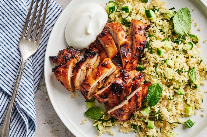 Poulet à l’harissa à la friteuse à air chaud (<i>air fryer</i>), couscous à la menthe