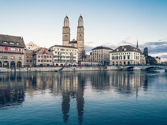 Hamburg - How is the market for commercial real estate developing in Zurich? Our market report offers well-founded insights into purchase prices ✓ rents ✓ and yields ✓