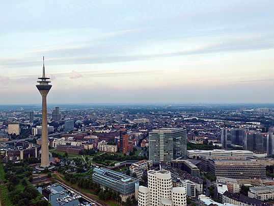  Hamburg
- Skyline von Düsseldorf