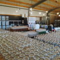 Chaîne d'embouteillage de la distillerie Deerness dans l'archipel des Orcades d'Ecosse