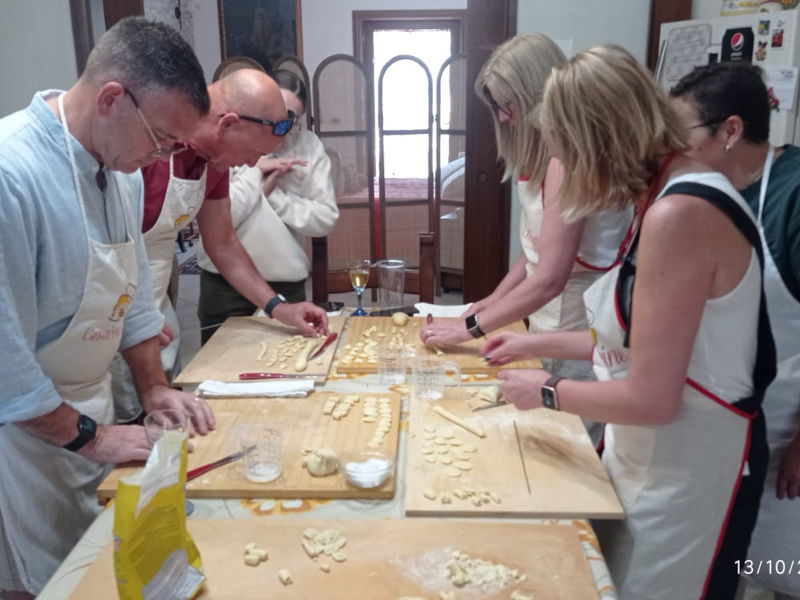 Cours de cuisine Brindisi: On prépare les stacchiodi (orecchiette) dans la ferme.