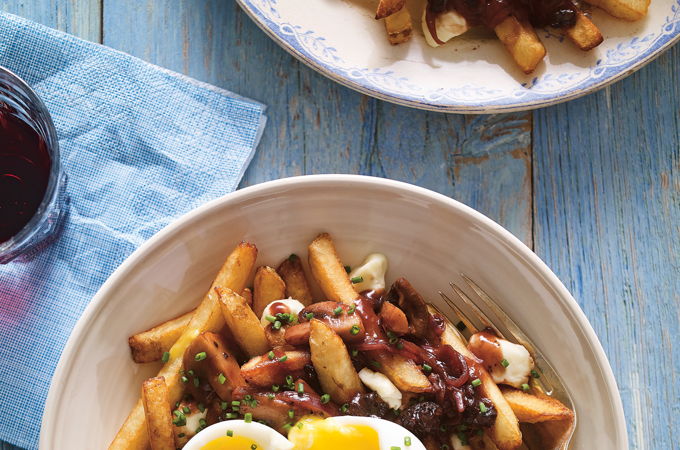 Poutine aux champignons, oeuf mollet et sauce au vin rouge