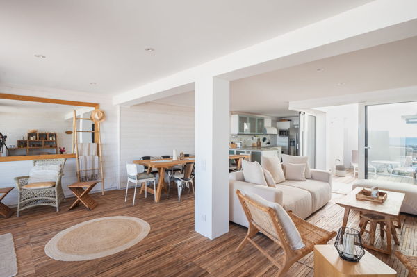 Villa Carnon salon patio