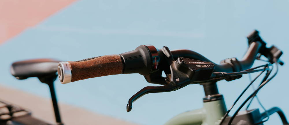 Handelbars of Momentum PakYak+ cargo e-bike