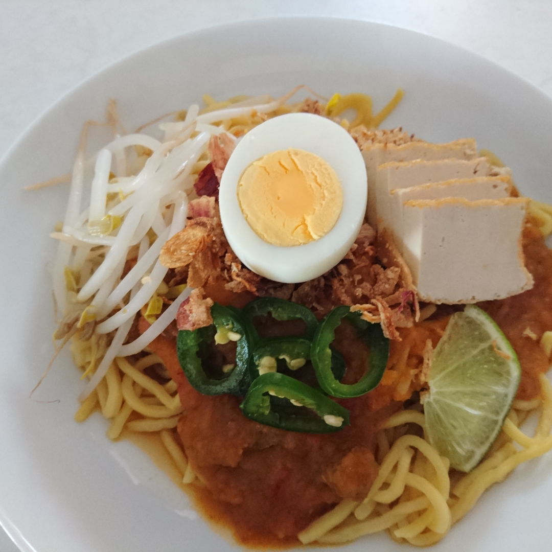 Date: 18 Oct 2019 (Fri)
32nd Main: Mee Rebus (Mee Kuah) [73] [101.5%] [Score: 7.0]
Author: Nyonya Cooking [Grace Teo]
Cuisine: Malay, Malaysian, Singaporean 
Dish Type: Main

Among others, I'm still not skillful in preparing the gravy, hence poor score of 7.0. It is edible though.