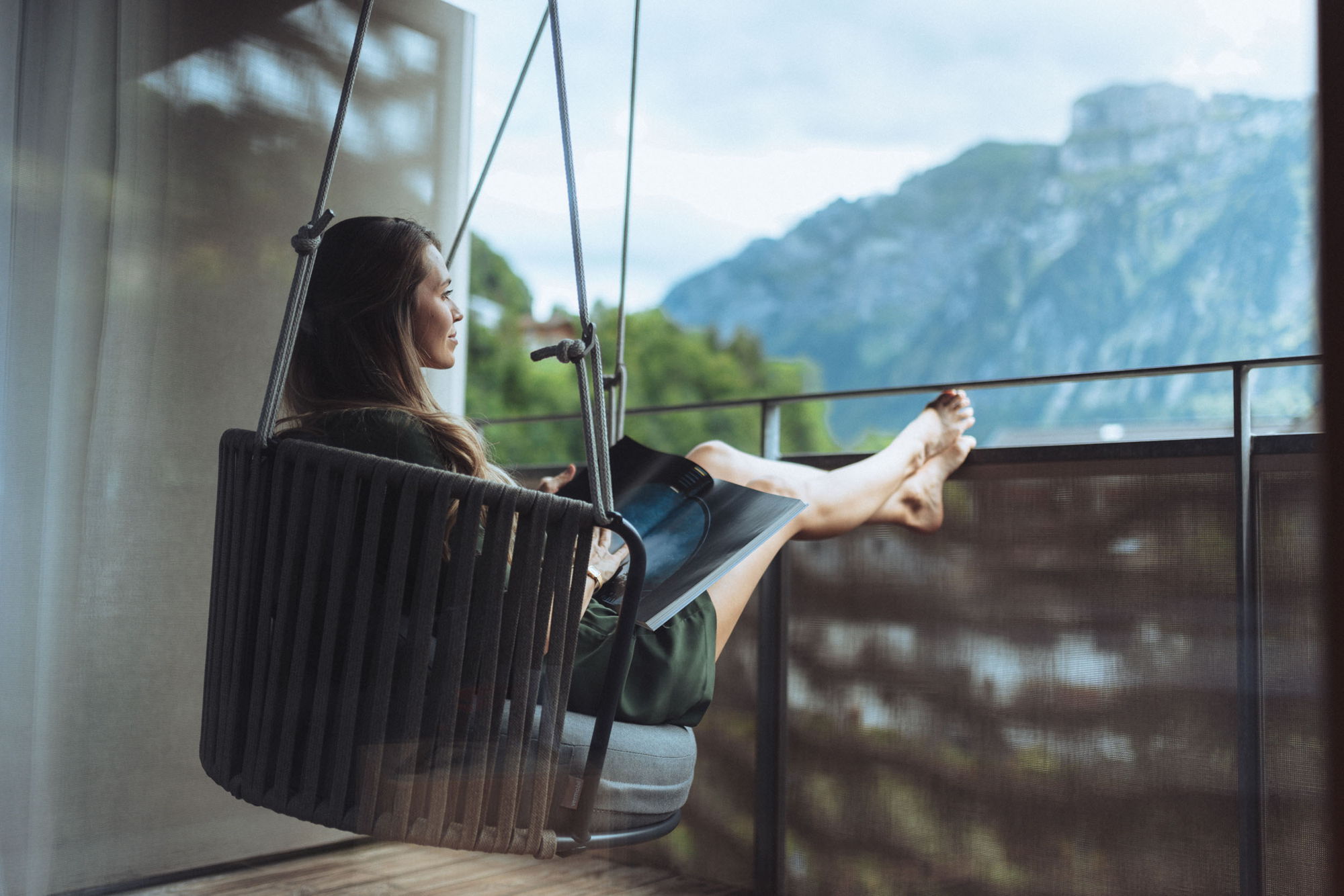 Entspannung auf dem Balkon der Feel good Suite mit Bergblick im Bregenzerwald