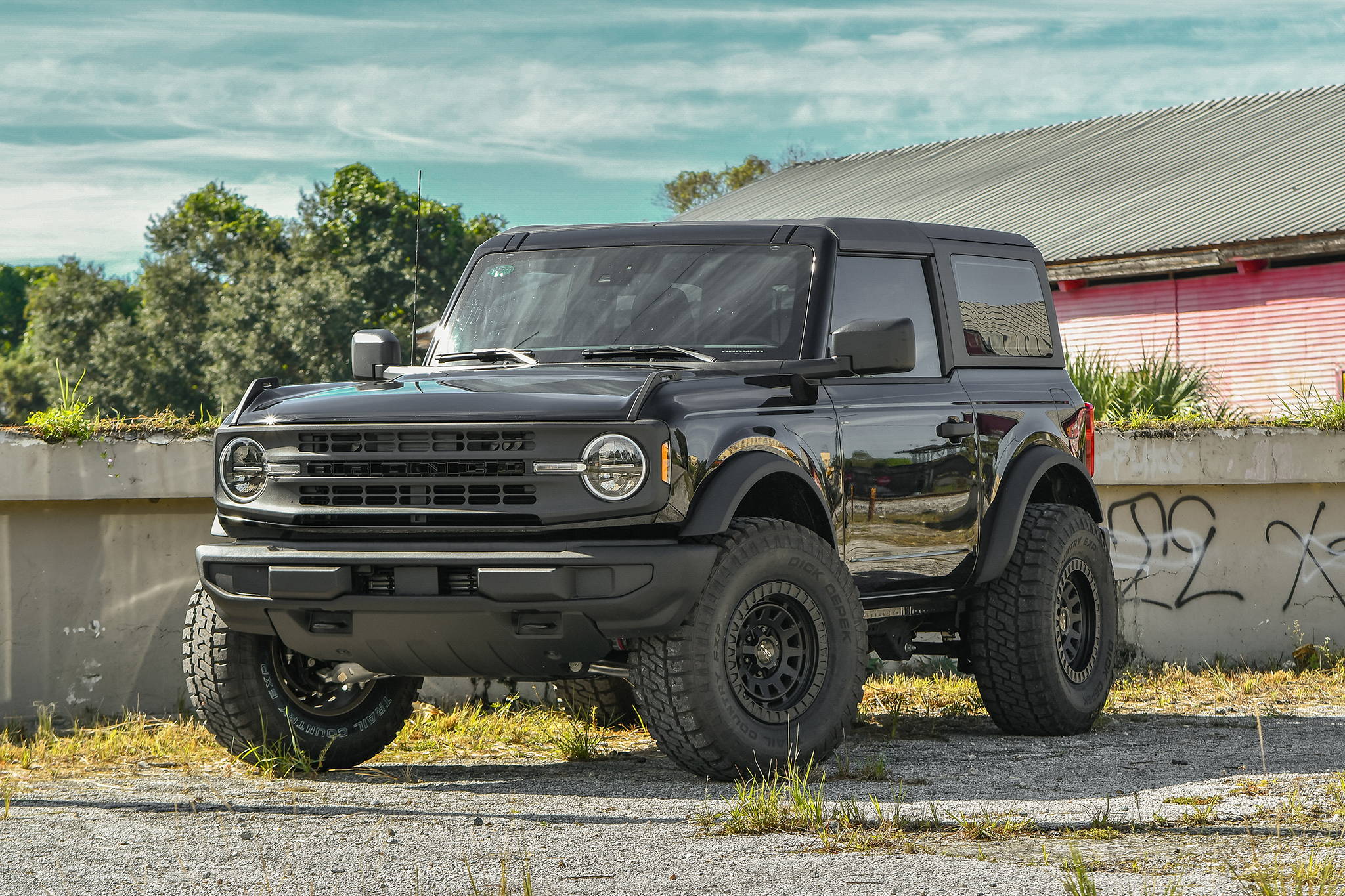 2021 FORD Bronco 2 Door Lifted with the HD Off-Road Overland Sector Venture Wheels in 17x9.0 in All Satin Black and Bronze