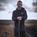 Homme dans une tourbière pour extraction de la tourbe pour la distillerie Ardbeg sur l'île d'Islay dans les Hébrides intérieures d'Ecosse