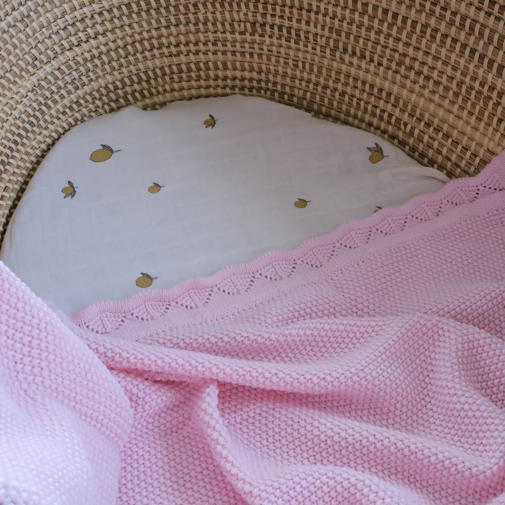 la couverture tricotée joli nous rose clair poudré cadeau naissance idéal doux confortable douillet coton