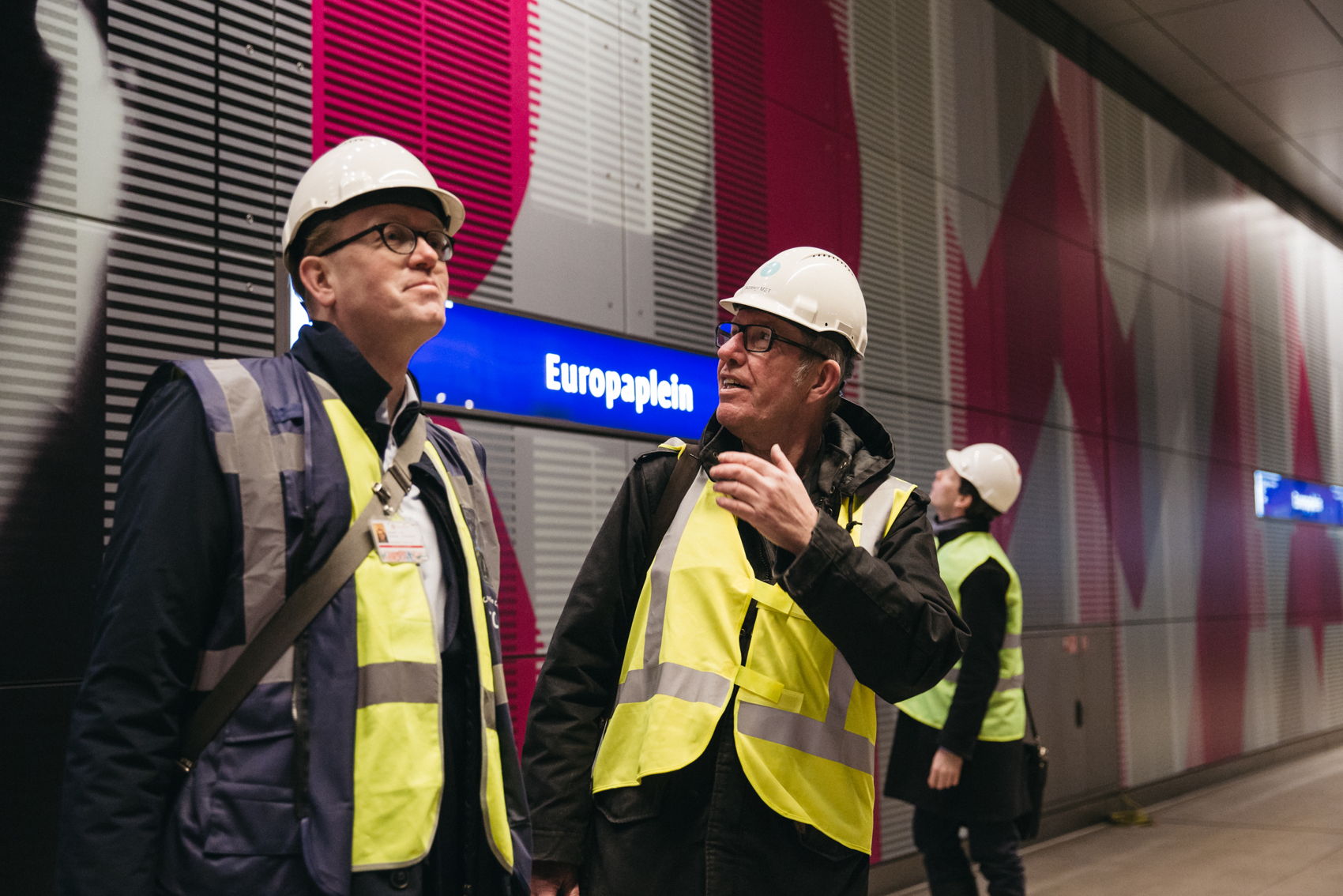 In station Europaplein bekijkt Onno met kunstenaar Gerald van der Kaap de glaspanelen van het kunstwerk.Foto: Nina Albeda Jelgersma In station Europaplein bekijkt Onno met kunstenaar Gerald van der Kaap de glaspanelen van het kunstwerk.Foto: Nina Albeda Jelgersma