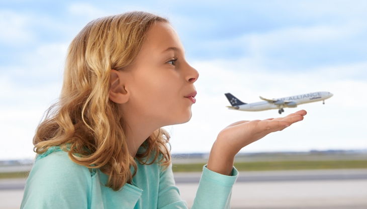 bester geburtstagde flughafen frankfurt am main fraport mädchen pustet flugzeug