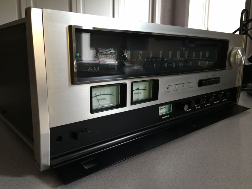 Accuphase T-100 AM/FM Tuner