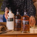 Bouteilles de Single Malt Scotch Whiskies Highland Park 15, 18 et 21 ans posées sur une table à la distillerie Highland Park dans l'archipel des Orcades Orkney d'Ecosse