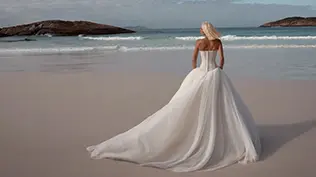 Femme en robe de mariée sur un plage