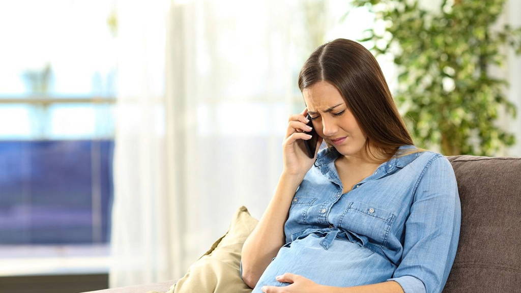Zwanger-vrouw-telefoon-acute-zorg