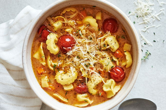 Soupe-repas aux tortellinis et aux légumes