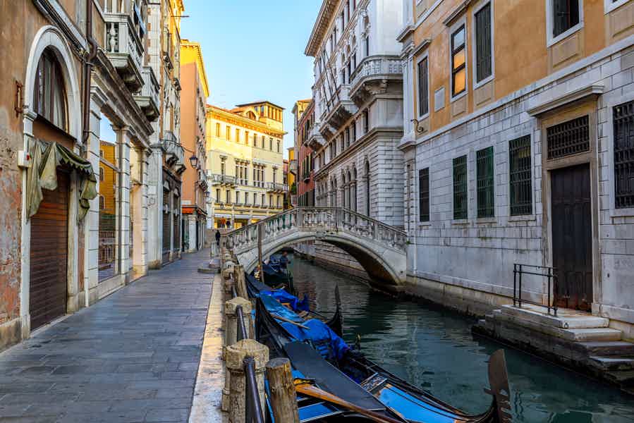 Romantic Gondola Ride with Live Serenade (30 Min) - photo 4