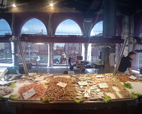 Food & Wine Tours Venice: Venice: Visit to the Rialto market & aperitivo italiano